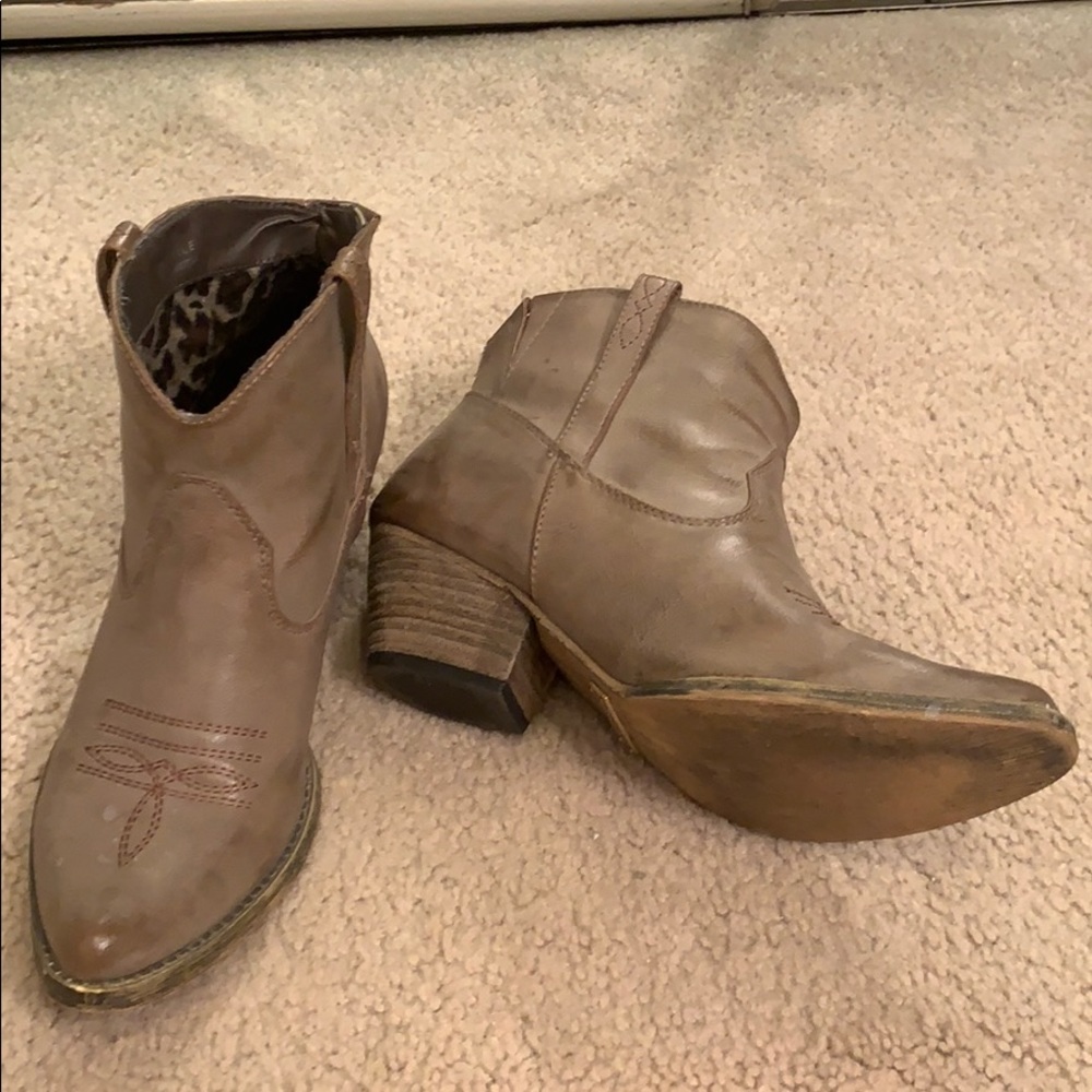 Cute boots! Very Volatile 8.5